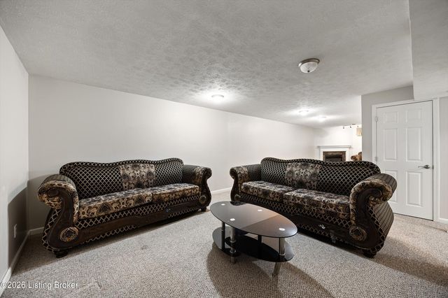 6228 Winding Stream Dr, Louisville, KY 40272