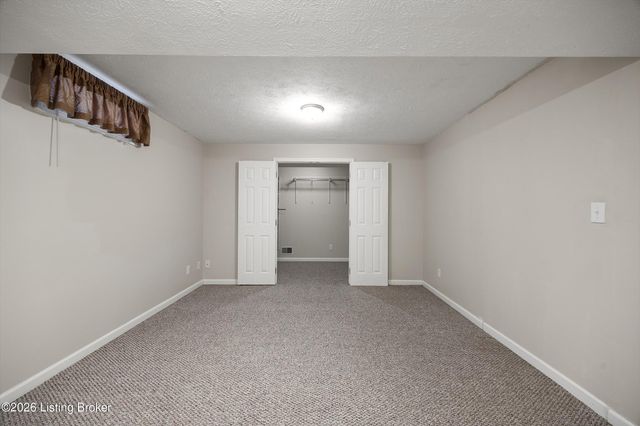 6228 Winding Stream Dr, Louisville, KY 40272