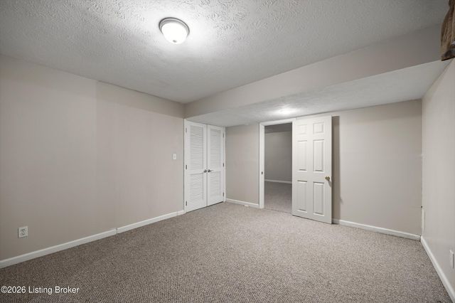 6228 Winding Stream Dr, Louisville, KY 40272