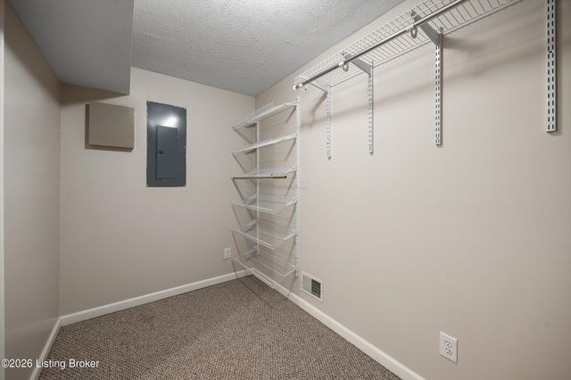 6228 Winding Stream Dr, Louisville, KY 40272