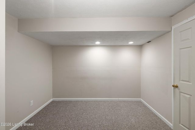 6228 Winding Stream Dr, Louisville, KY 40272