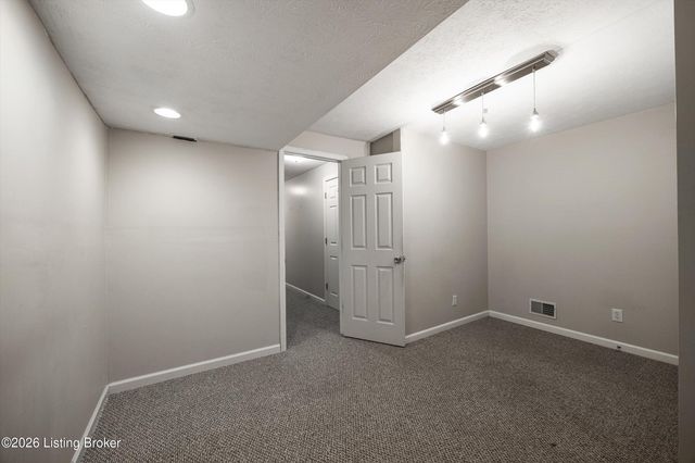 6228 Winding Stream Dr, Louisville, KY 40272