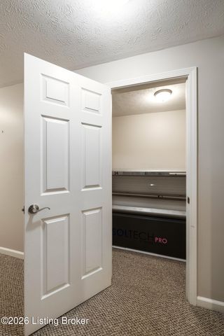 6228 Winding Stream Dr, Louisville, KY 40272