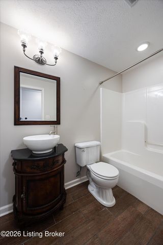 6228 Winding Stream Dr, Louisville, KY 40272