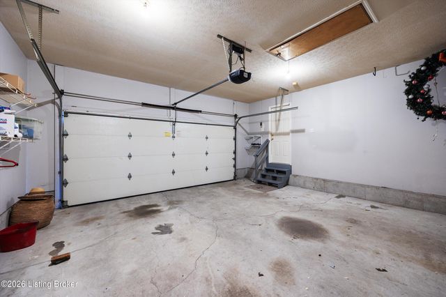 6228 Winding Stream Dr, Louisville, KY 40272