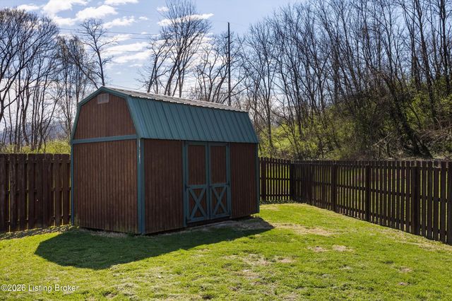 6228 Winding Stream Dr, Louisville, KY 40272