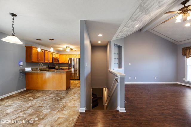 6228 Winding Stream Dr, Louisville, KY 40272