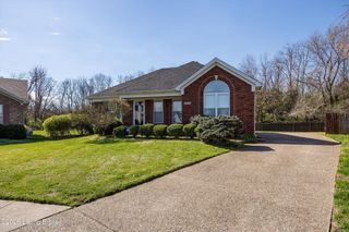 6228 Winding Stream Dr, Louisville, KY 40272