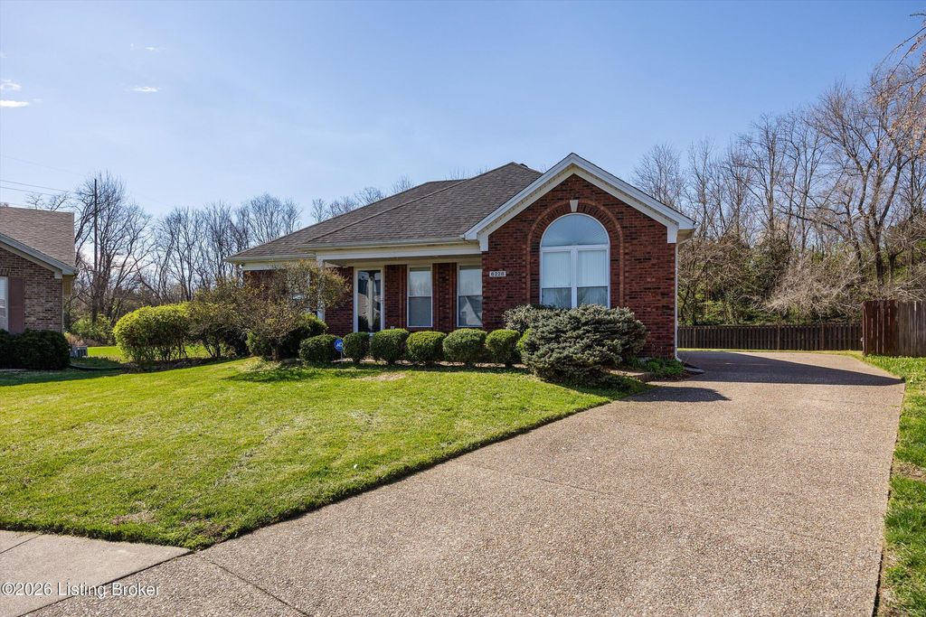 6228 Winding Stream Dr, Louisville, KY 40272