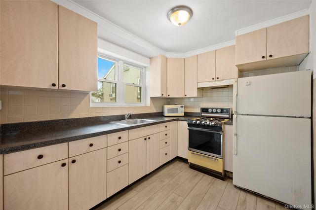 3270 Middletown Road, Bronx, NY 10465
