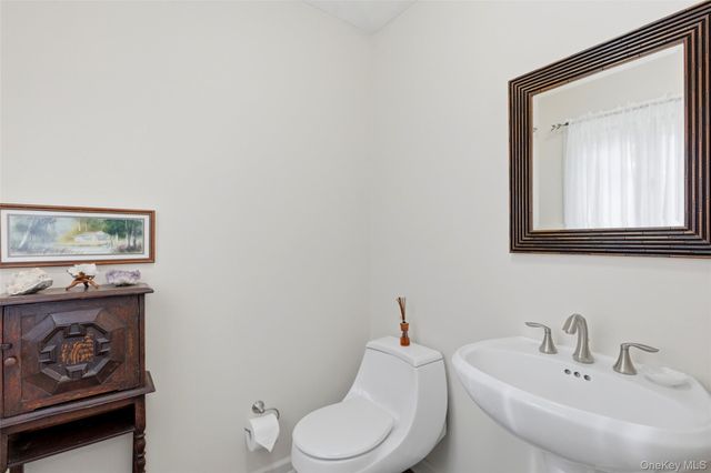 7 Gun Path, Setauket, NY 11733