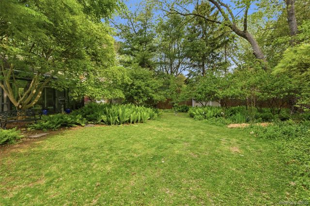 7 Gun Path, Setauket, NY 11733