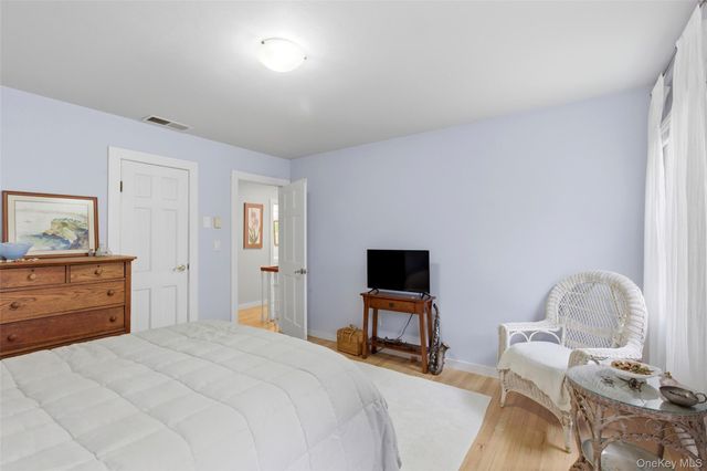 7 Gun Path, Setauket, NY 11733
