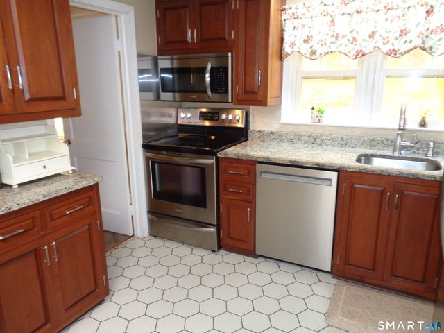 22 Scarborough Road, Manchester, CT 06040