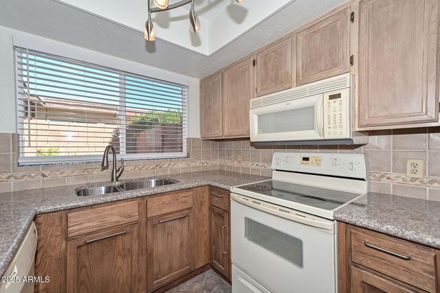 2532 E BLUEFIELD Avenue, Phoenix, AZ 85032