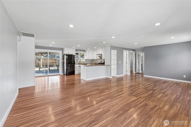 1413 S 276th Place, Des Moines, WA 98198