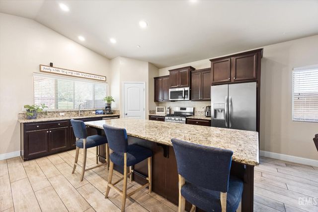 9128 Oak Garden Lane, Shafter, CA 93263