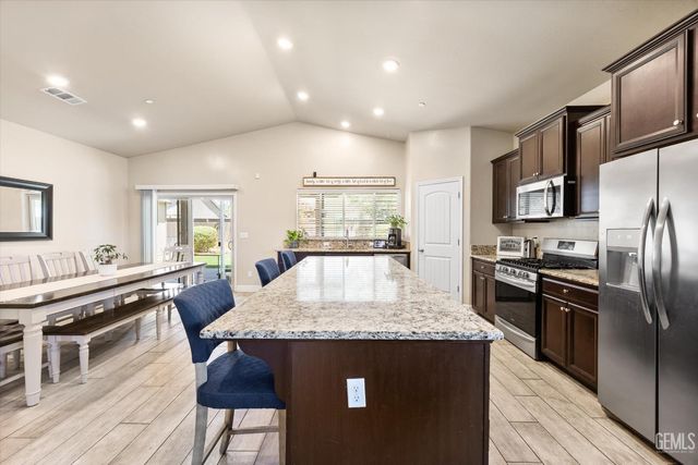 9128 Oak Garden Lane, Shafter, CA 93263
