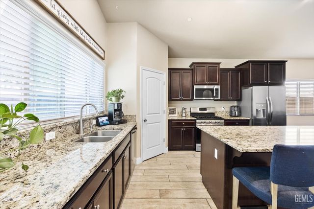 9128 Oak Garden Lane, Shafter, CA 93263