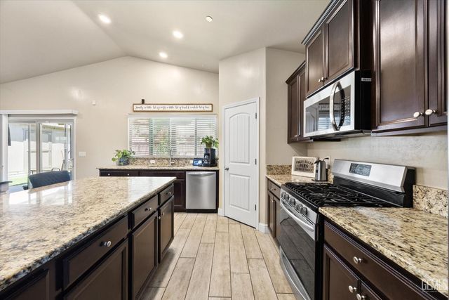 9128 Oak Garden Lane, Shafter, CA 93263