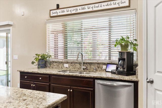 9128 Oak Garden Lane, Shafter, CA 93263