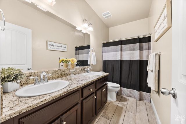 9128 Oak Garden Lane, Shafter, CA 93263