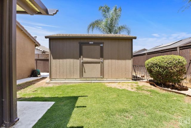 9128 Oak Garden Lane, Shafter, CA 93263