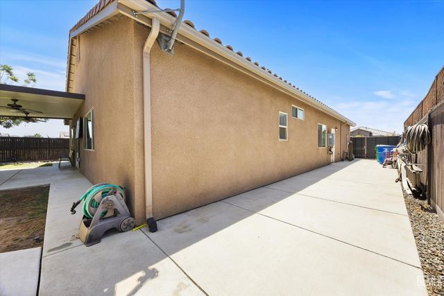9128 Oak Garden Lane, Shafter, CA 93263