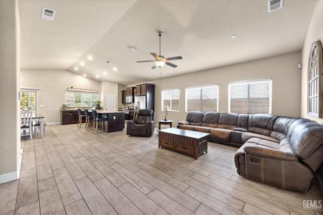 9128 Oak Garden Lane, Shafter, CA 93263