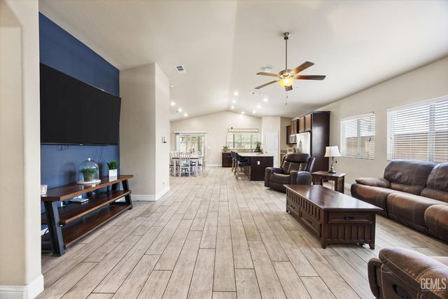 9128 Oak Garden Lane, Shafter, CA 93263
