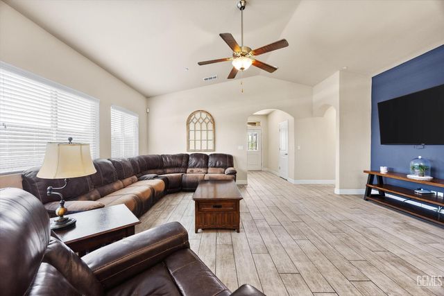 9128 Oak Garden Lane, Shafter, CA 93263