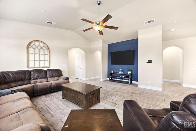 9128 Oak Garden Lane, Shafter, CA 93263