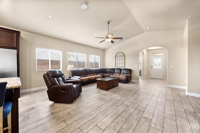 9128 Oak Garden Lane, Shafter, CA 93263