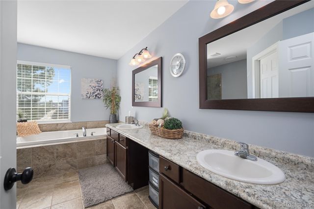 529 Napa Valley Drive, Milford Charter Township, MI 48381