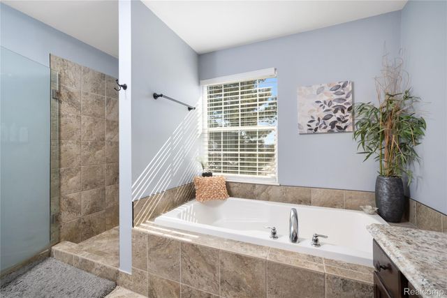 529 Napa Valley Drive, Milford Charter Township, MI 48381