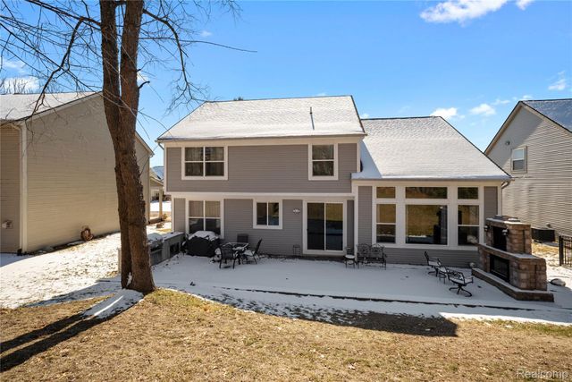 529 Napa Valley Drive, Milford Charter Township, MI 48381