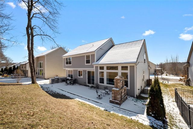 529 Napa Valley Drive, Milford Charter Township, MI 48381