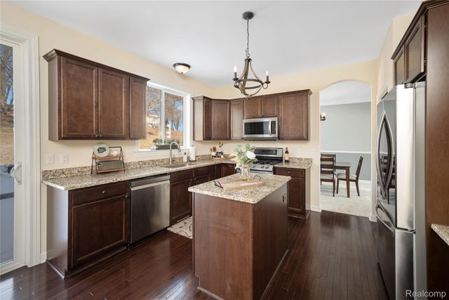 529 Napa Valley Drive, Milford Charter Township, MI 48381