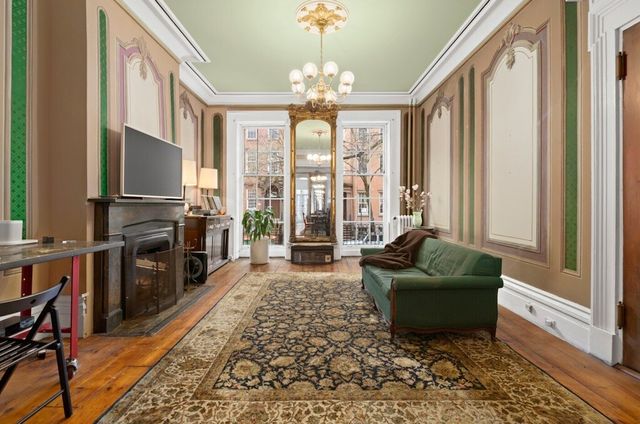 325 W 22ND Street, New York City, NY 10011