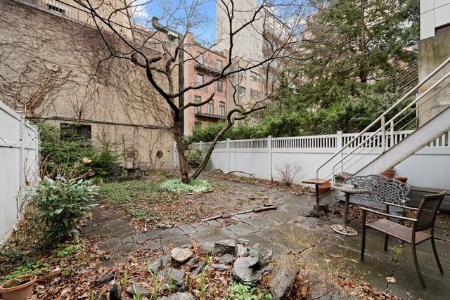 325 W 22ND Street, New York City, NY 10011