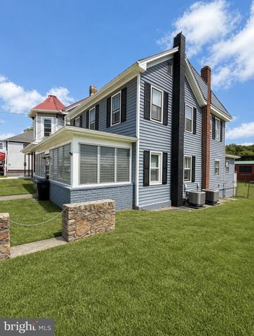 262 N WASHINGTON ST, Berkeley Springs, WV 25411