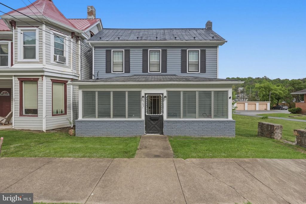 262 N WASHINGTON ST, Berkeley Springs, WV 25411