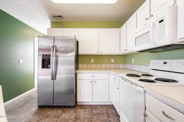 8432 Grand Trevi Dr, Louisville, KY 40228