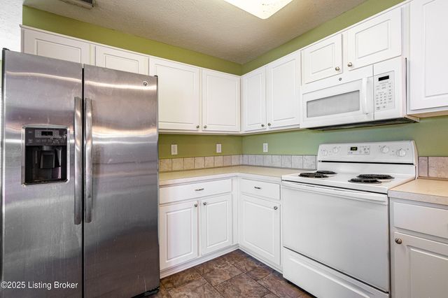 8432 Grand Trevi Dr, Louisville, KY 40228