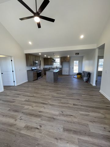 586 Pleasant Hill Rd, Lafayette, TN 37083