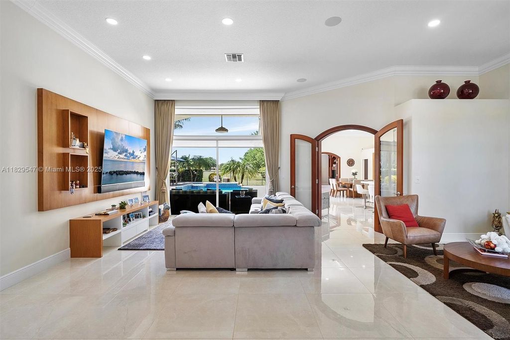 2541 Golf View Dr, Weston, FL 33327