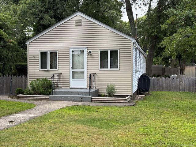29 Maplewood Avenue, Selden, NY 11784