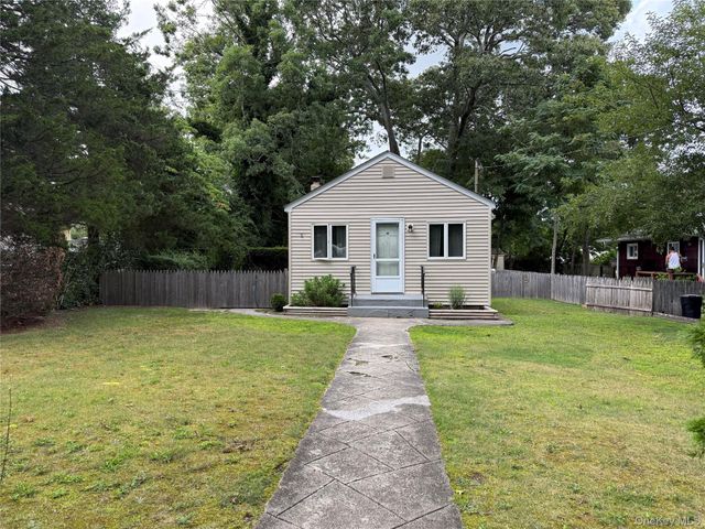 29 Maplewood Avenue, Selden, NY 11784