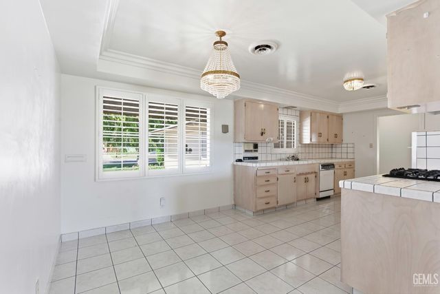 913 Elizabeth Court, Bakersfield, CA 93308