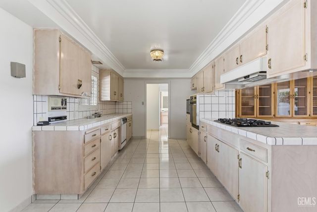 913 Elizabeth Court, Bakersfield, CA 93308